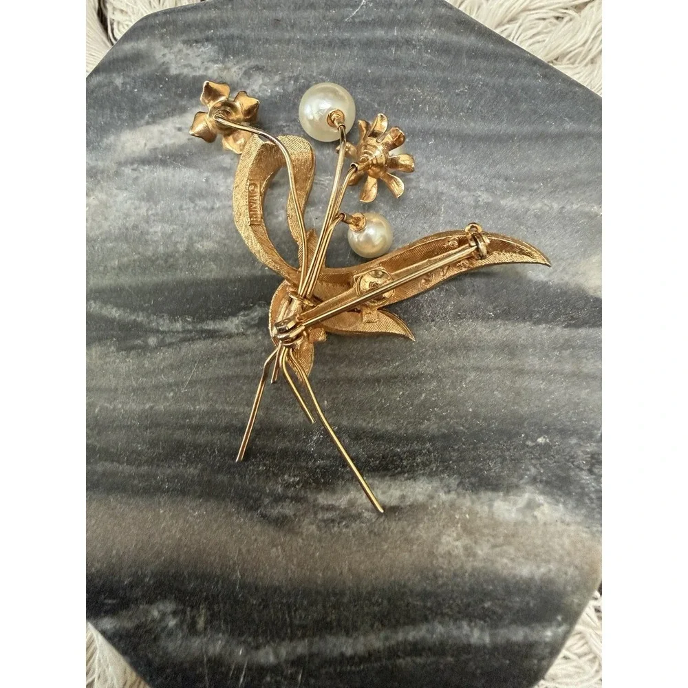Vintage Signed Roma Faux Pearl Flower in Gold‎ Tone Metal Leaves Brooch